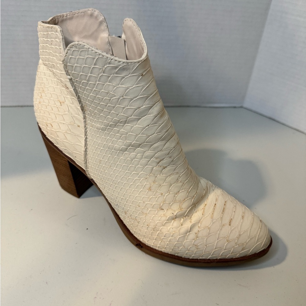 Mia White Python Ankle Booties, Size 8.5 - Picture 9 of 13